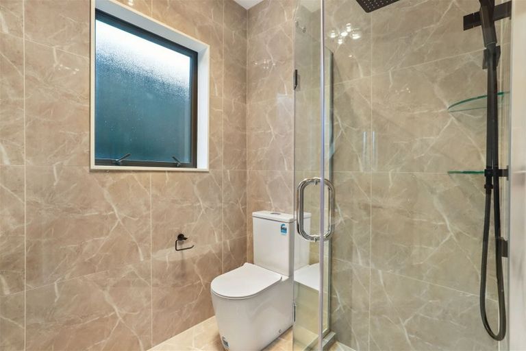 Photo of property in 5b Woodhouse Place, West Harbour, Auckland, 0618