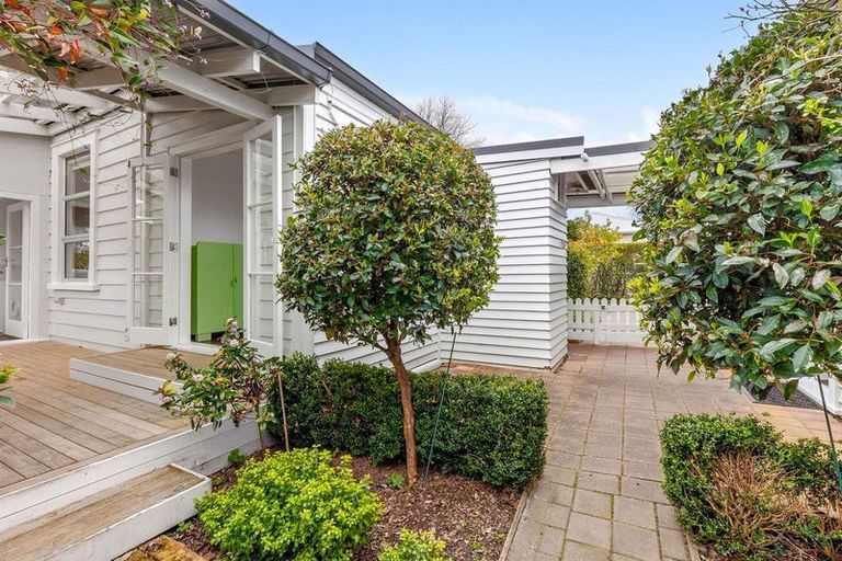 Photo of property in 30 Clare Street, Cambridge, 3434