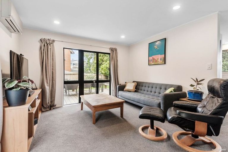 Photo of property in 2/19 Bowman Road, Forrest Hill, Auckland, 0620