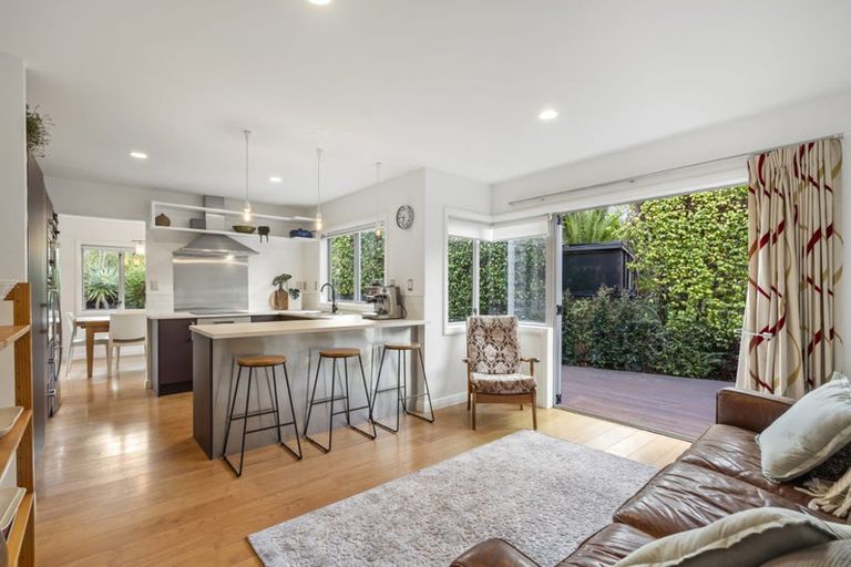 Photo of property in 2/7 Phillip Parade, Forrest Hill, Auckland, 0620