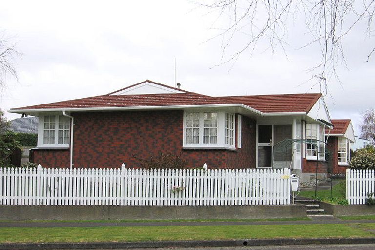 Photo of property in 34 Winston Avenue, Hokowhitu, Palmerston North, 4410