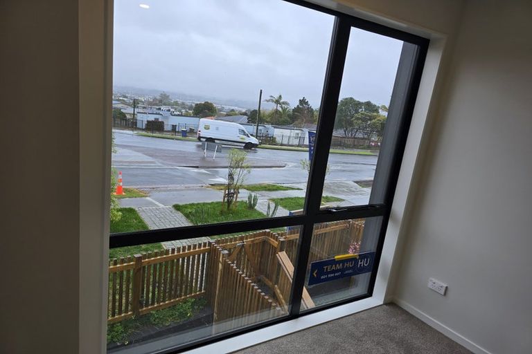 Photo of property in 1/267 Great North Road, Henderson, Auckland, 0612