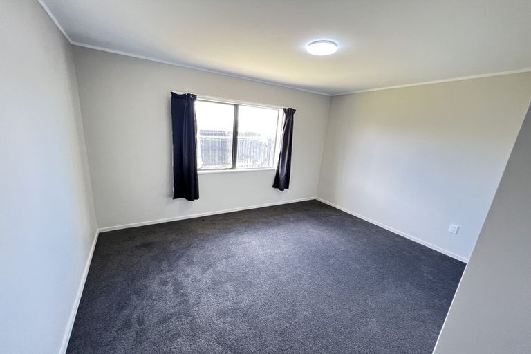 Photo of property in 2/11 De Bloge Place, Clendon Park, Auckland, 2103