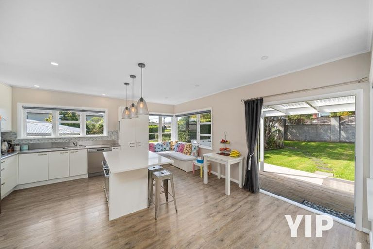 Photo of property in 15 Robert Street, Newlands, Wellington, 6037