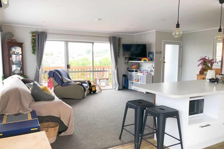 Photo of property in 22 Cedar Heights Avenue, Massey, Auckland, 0614