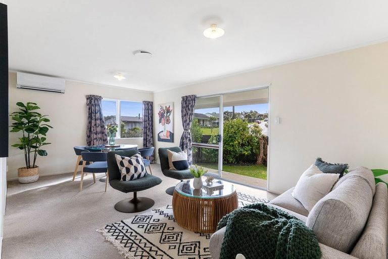 Photo of property in 2 Ladbrooke Drive, Newlands, Wellington, 6037
