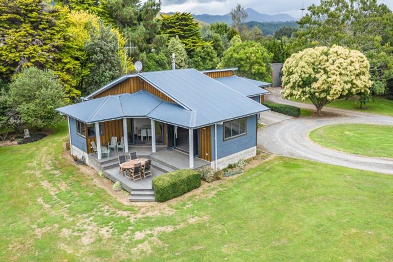 Photo of property in 14 Pohutukawa Drive, Levin, 5571