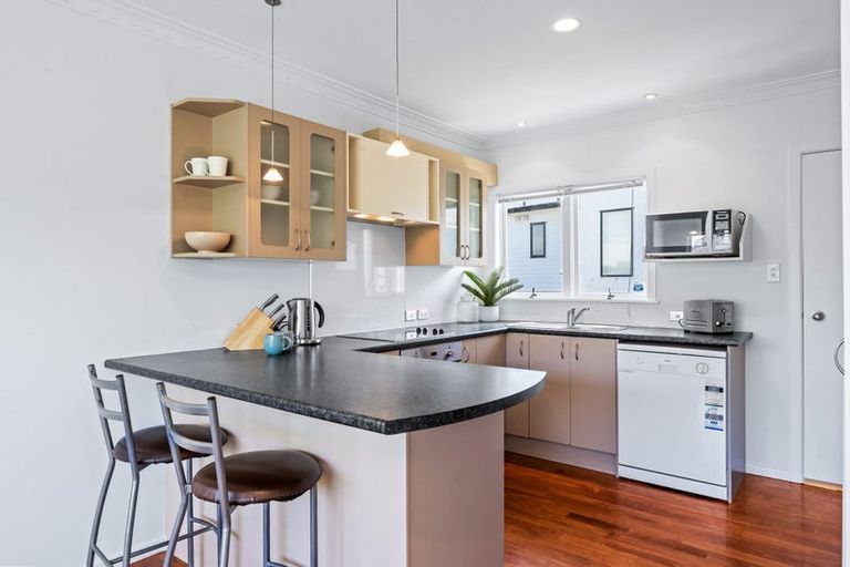 Photo of property in 2/174 East Coast Road, Forrest Hill, Auckland, 0620