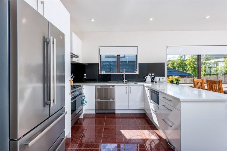 Photo of property in 21 Midhurst Avenue, Henderson, Auckland, 0612