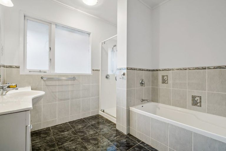 Photo of property in 27 Walpole Avenue, Hillpark, Auckland, 2102