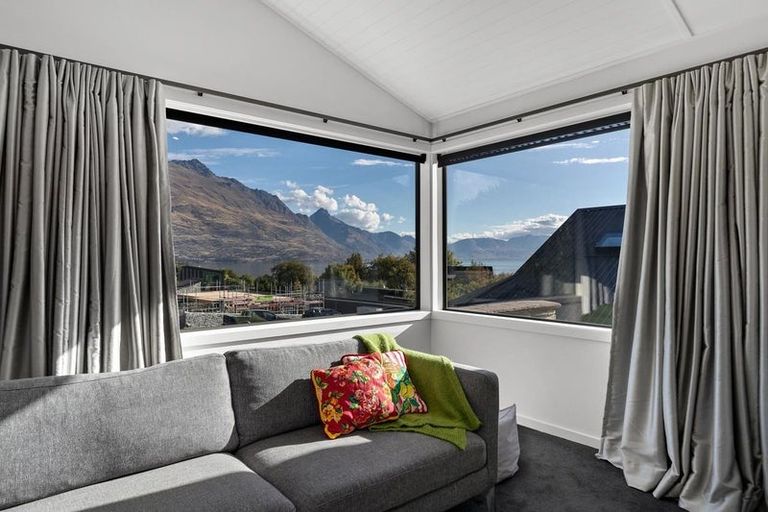 Photo of property in 23 Cedar Drive, Kelvin Heights, Queenstown, 9300