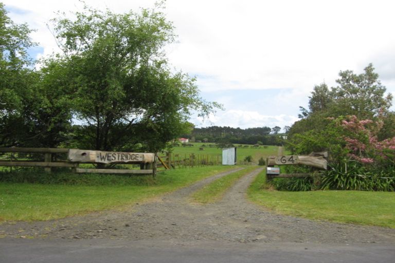 Photo of property in 64 Motu Road, Kumeu, 0891