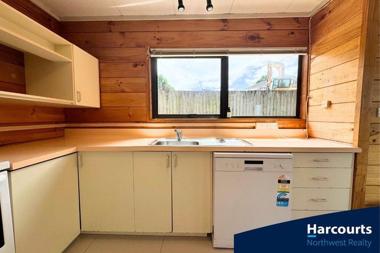 Photo of property in 6a Cambric Place, Botany Downs, Auckland, 2010