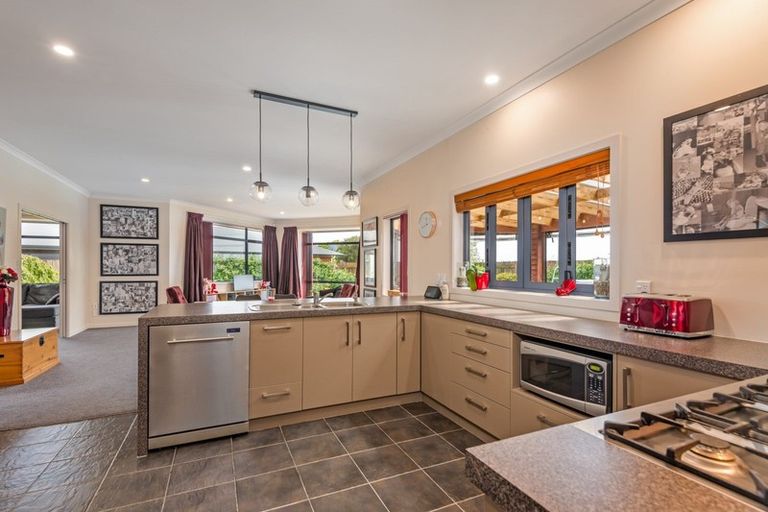 Photo of property in 8 Crabapple Close, Milson, Palmerston North, 4414