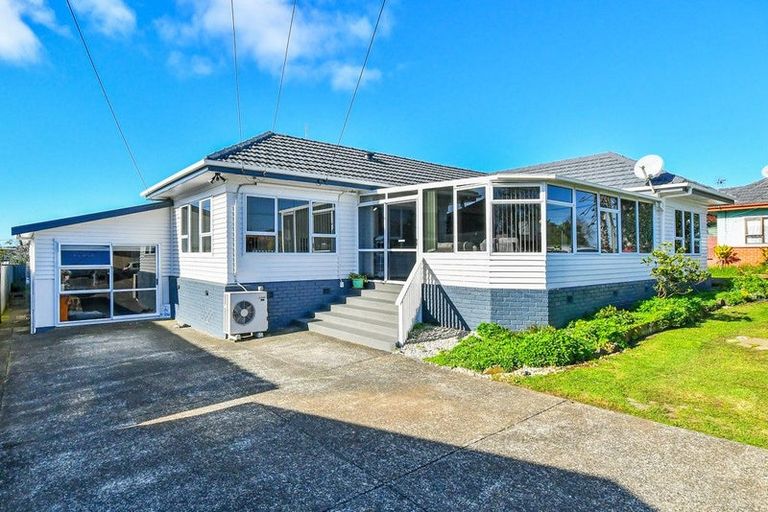 Photo of property in 16 Ranfurly Road, Papatoetoe, Auckland, 2104