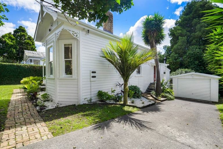 Photo of property in 151 Glenfield Road, Hillcrest, Auckland, 0626