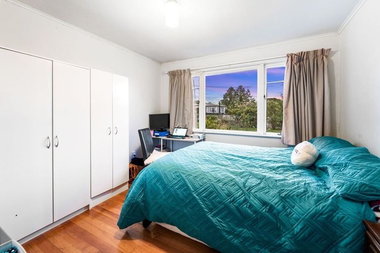 Photo of property in 17 Kuaka Place, New Lynn, Auckland, 0600