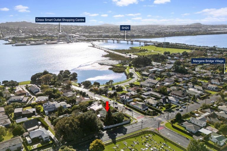 Photo of property in 14 Woodward Avenue, Mangere Bridge, Auckland, 2022