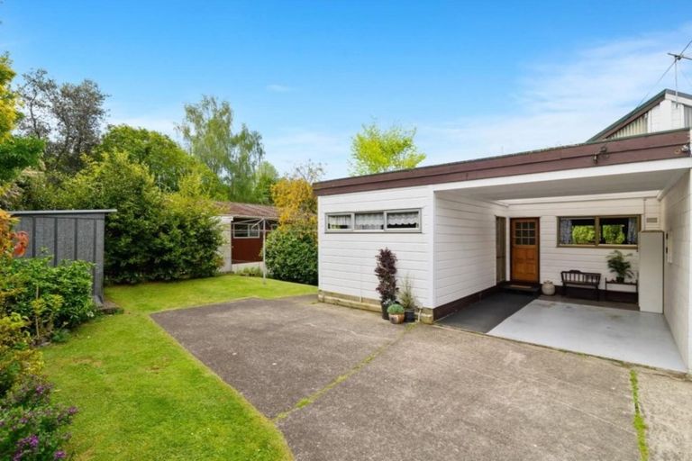 Photo of property in 100b Grand Vue Road, Kawaha Point, Rotorua, 3010