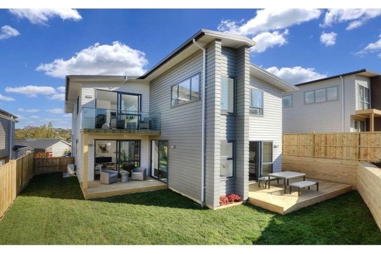 Photo of property in 8 Carex Way, Long Bay, Auckland, 0630