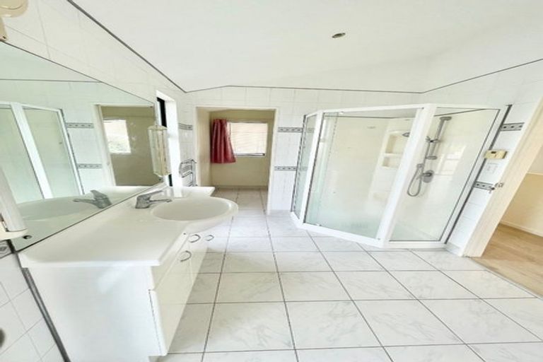 Photo of property in 1/881 East Coast Road, Northcross, Auckland, 0632