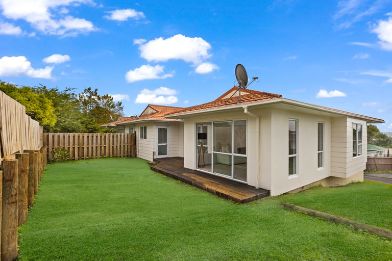 Photo of property in 1/53 Sungrove Rise, Sunnyvale, Auckland, 0612