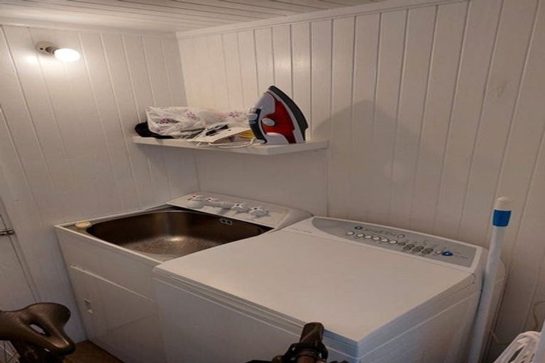 Photo of property in 70 Melbourne Road, Island Bay, Wellington, 6023