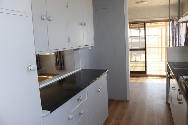 Photo of property in 10 Ingleby Place, Kelston, Auckland, 0602