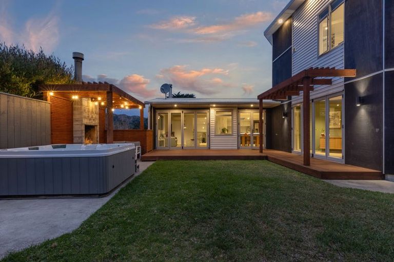 Photo of property in 8 Tiromoana Road, Raumati South, Paraparaumu, 5032