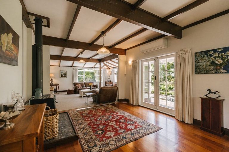 Photo of property in 200 Aokautere Drive, Fitzherbert, Palmerston North, 4471