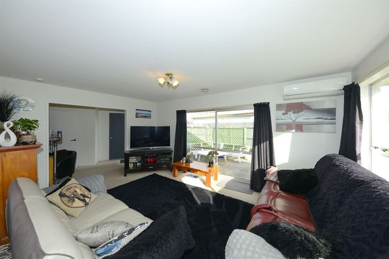 Photo of property in 3 Clivedon Place, Redwood, Christchurch, 8051