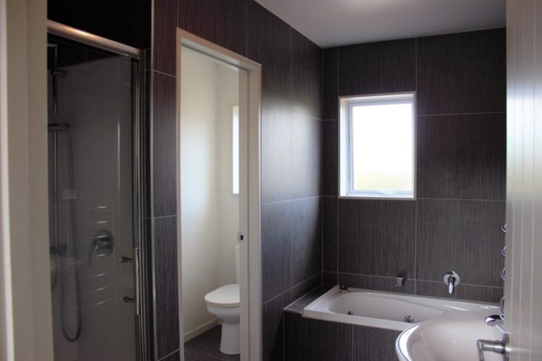 Photo of property in 76a Tamahere Drive, Glenfield, Auckland, 0629