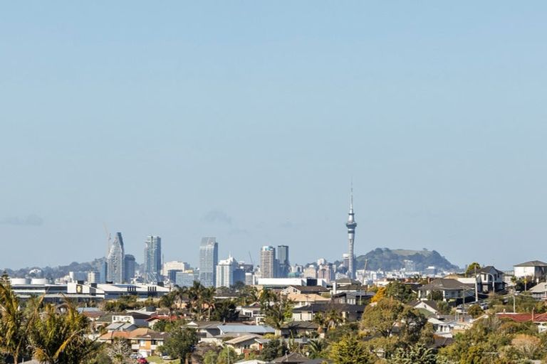 Photo of property in 13 Knightsbridge Drive, Forrest Hill, Auckland, 0620