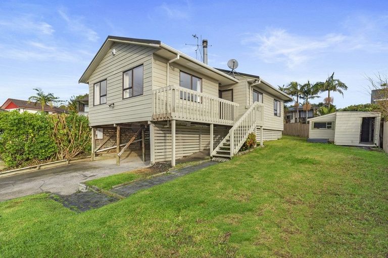 Photo of property in 2/15 Sevilla Place, Unsworth Heights, Auckland, 0632
