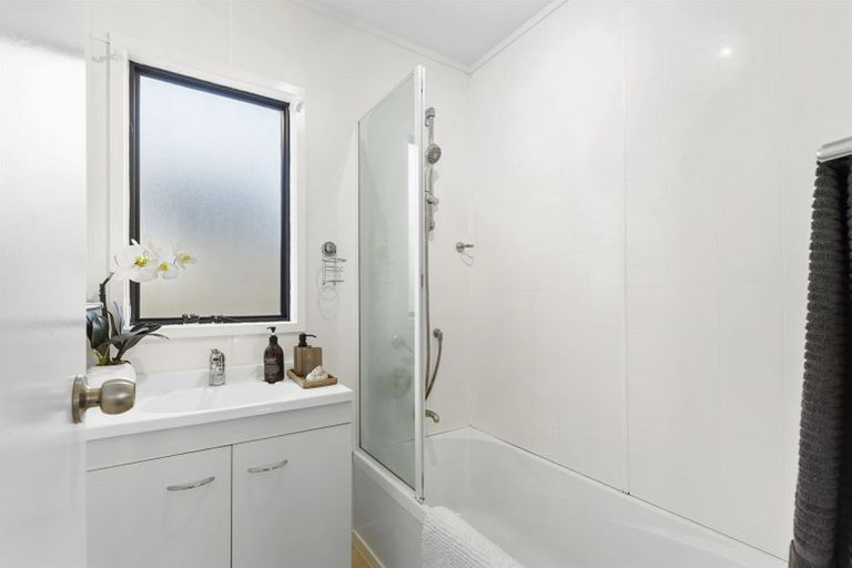 Photo of property in 1/2 Graham Avenue, Te Atatu Peninsula, Auckland, 0610