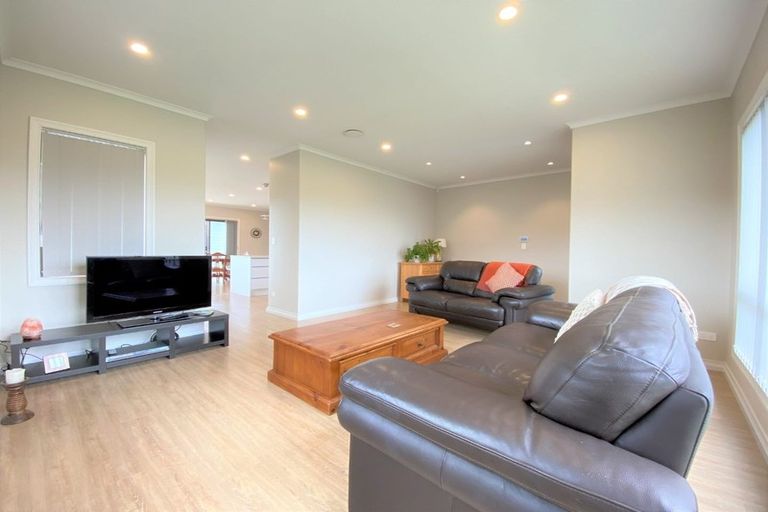 Photo of property in 22 Rauaruhe Road, Karaka, Papakura, 2113