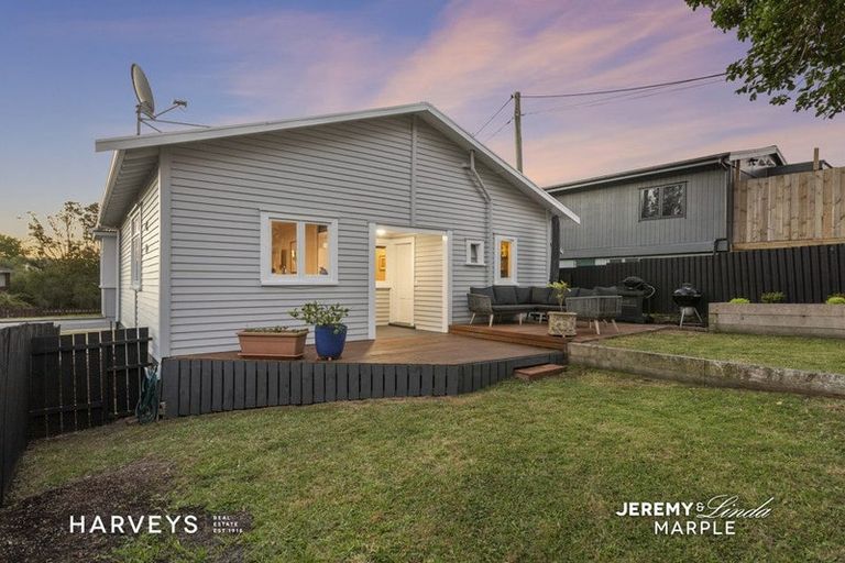 Photo of property in 1/112a View Road, Sunnyvale, Auckland, 0612