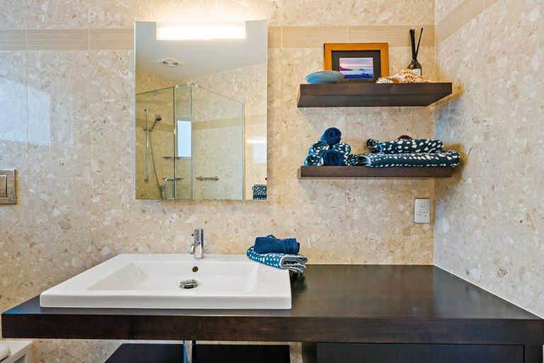 Photo of property in 33 Chelverton Terrace, Red Beach, 0932