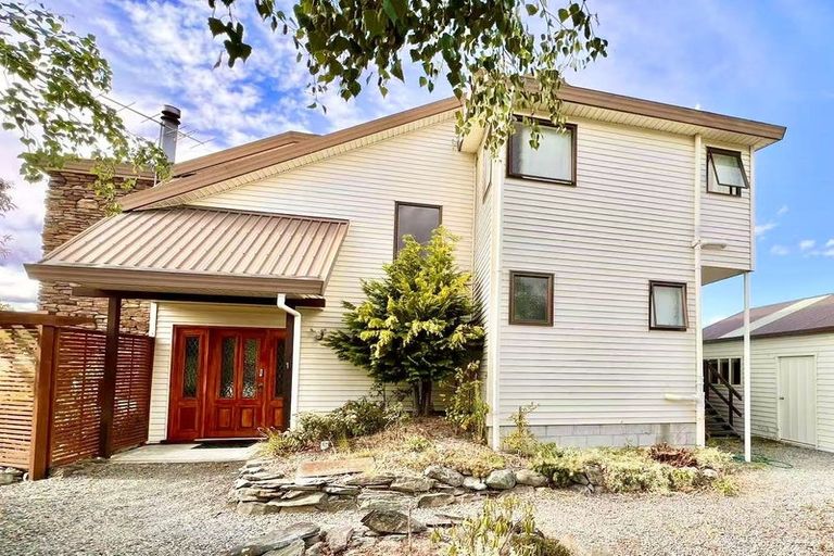 Photo of property in 1 Burnett Place, Lake Tekapo, 7999