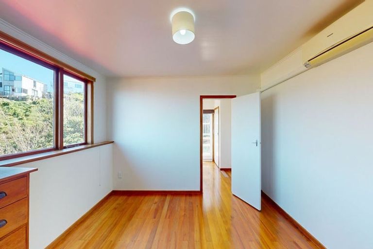 Photo of property in 2/10 Mataroa Avenue, Northland, Wellington, 6012