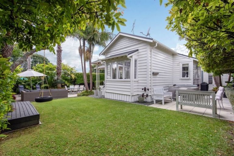 Photo of property in 33 Summer Street, Stanley Point, Auckland, 0624