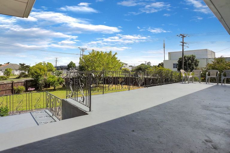 Photo of property in 739 Te Atatu Road, Te Atatu Peninsula, Auckland, 0610