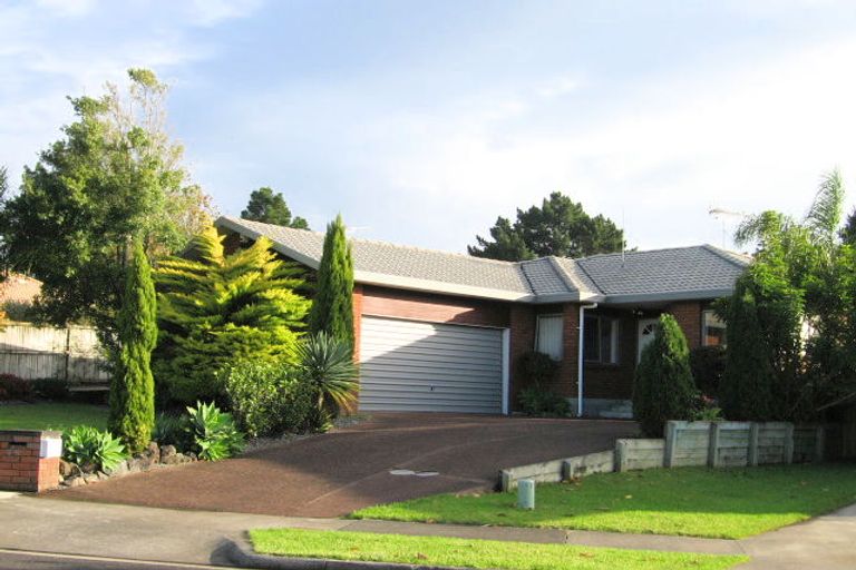 Photo of property in 1/8 Bernie Edwards Place, Botany Downs, Auckland, 2010