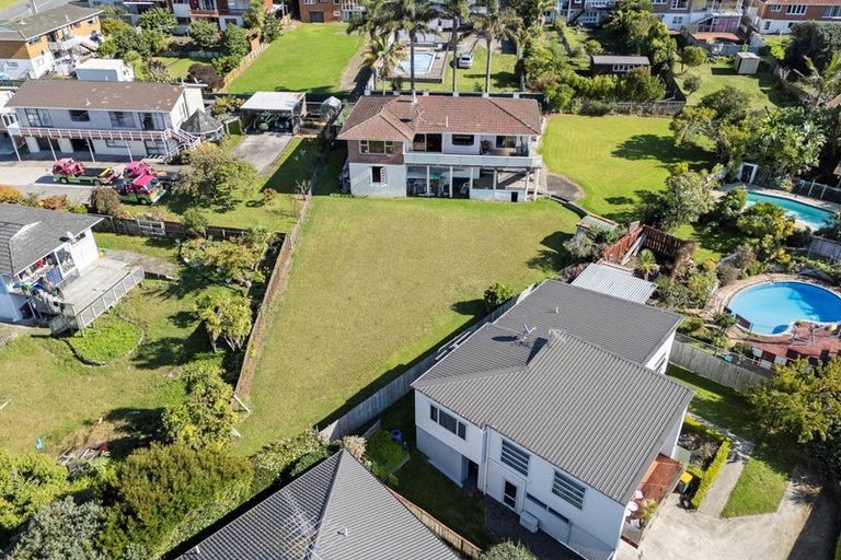 Photo of property in 2 Wakeling Avenue, Te Atatu South, Auckland, 0610