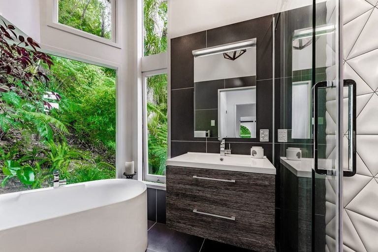 Photo of property in 12 Carlisle Road, Browns Bay, Auckland, 0630