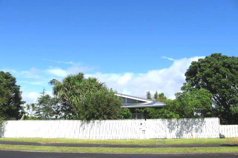 Photo of property in 2 Denver Avenue, Sunnyvale, Auckland, 0612