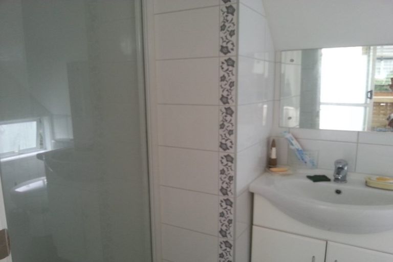 Photo of property in 11 Cobblestone Lane, Hillcrest, Auckland, 0627