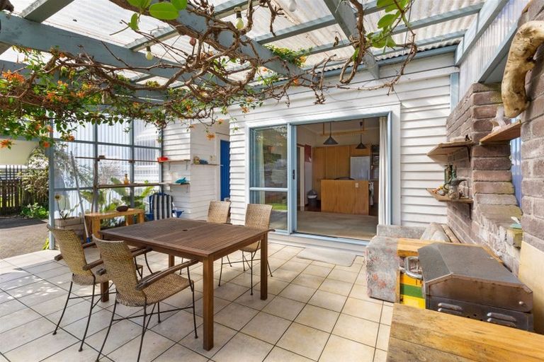 Photo of property in 8 Manu Crescent, Upper Vogeltown, New Plymouth, 4310