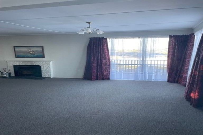 Photo of property in 39 Cotswold Crescent, Newlands, Wellington, 6037