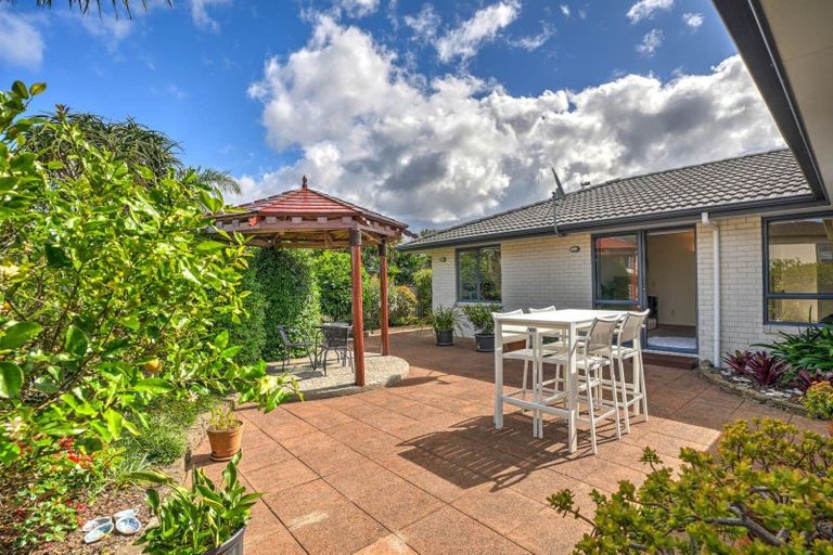 Photo of property in 4 Mahina Place, Te Atatu Peninsula, Auckland, 0610
